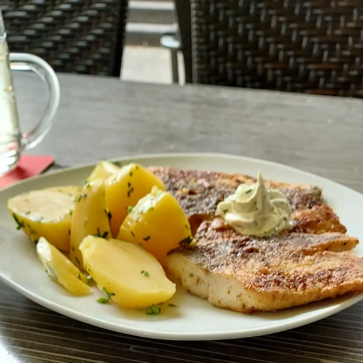 Gegrillter Seelachs Mit Kräuterbutter Und Petersilierdäpfel
