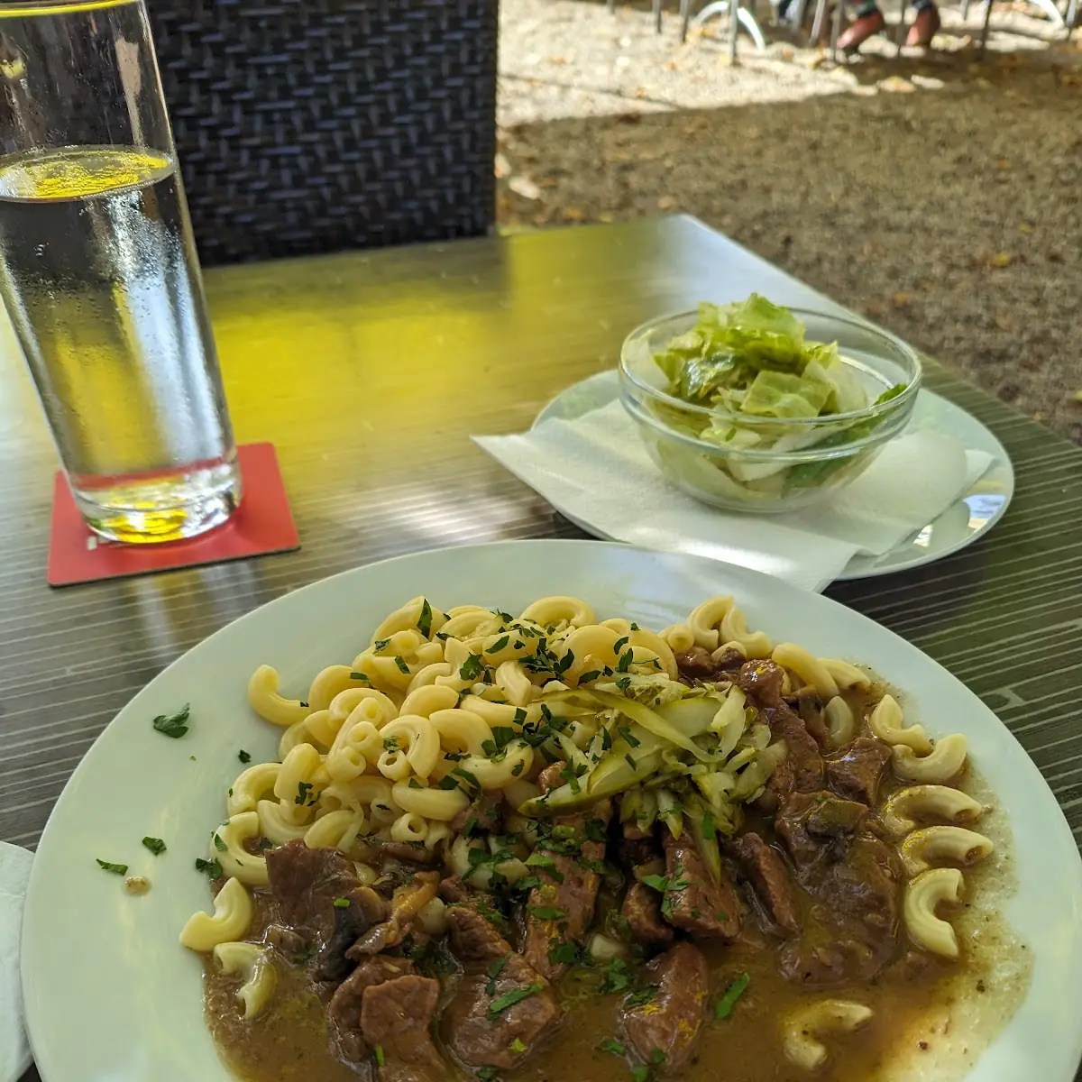 Rindergeschnetzeltes Stroganoff Hörnchen Salat