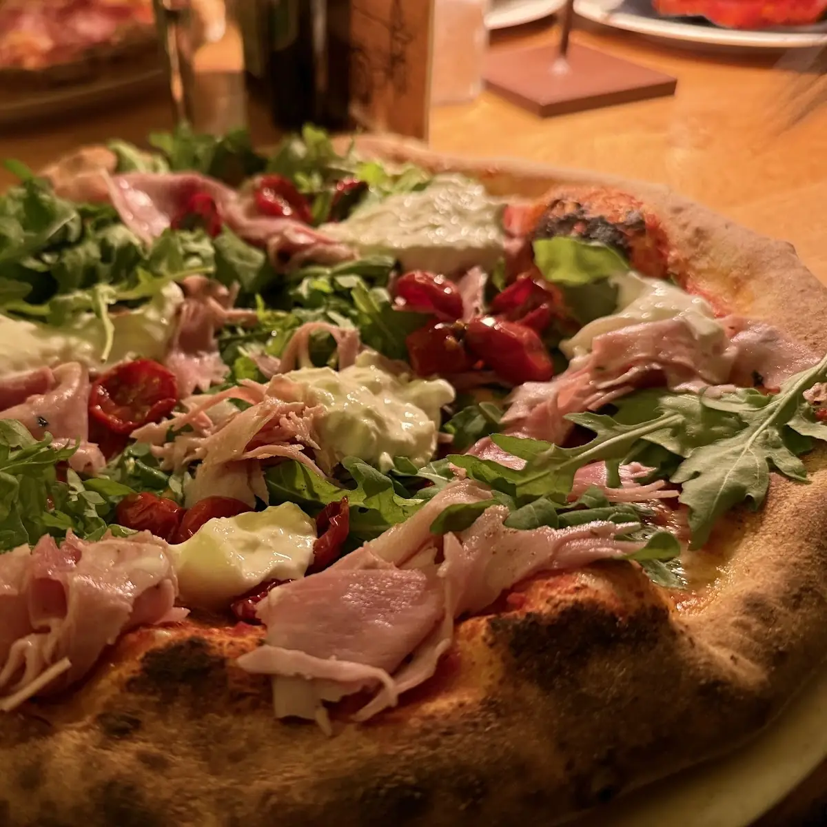Pizza Speziale Mit Crudo Rucola Und Burrata