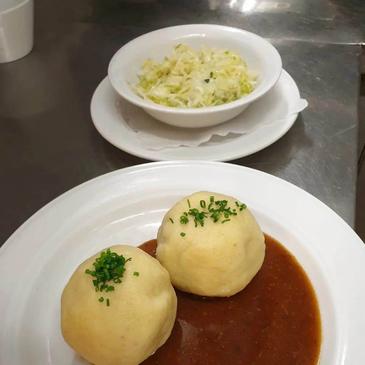 Fiakergulasch Mit Serviettenknödel Gurkel Würstel & Spiegelei A C G L M P