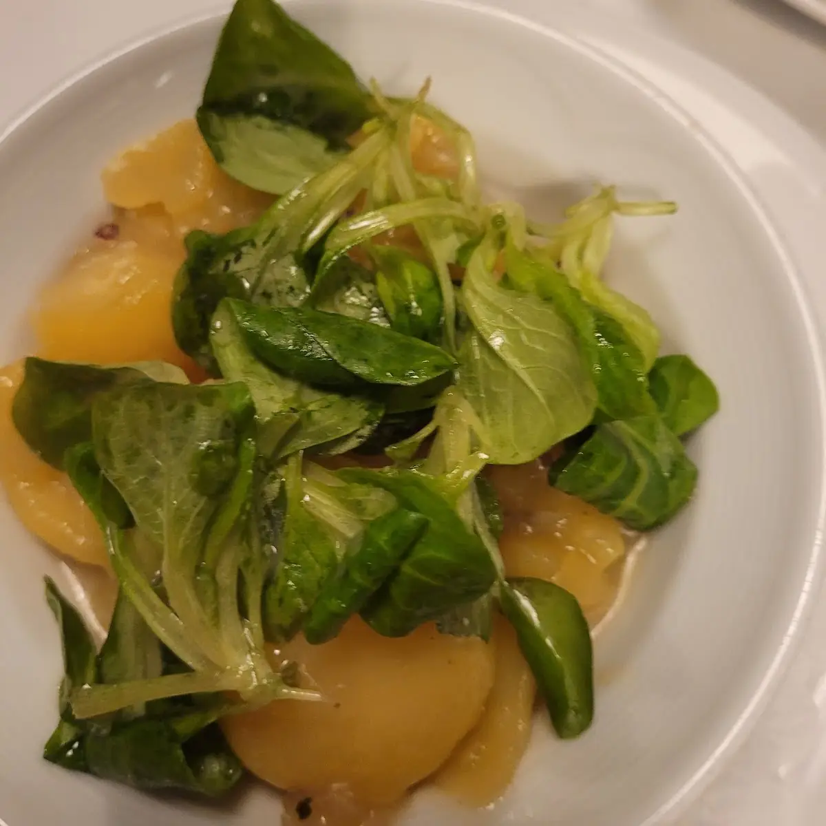 Gebratene Gemüsetascherl Auf Vogerlsalat Mit Knoblauchdip