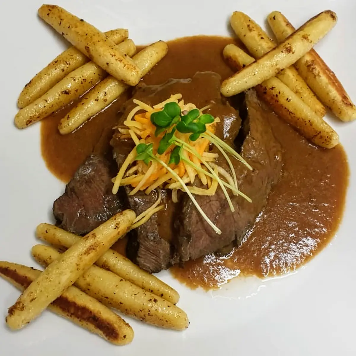 Zwiebelrostbraten Aus Der Beiried Mit Zwiebelsauce Bratkartoffel Und Gurkerl A L M P