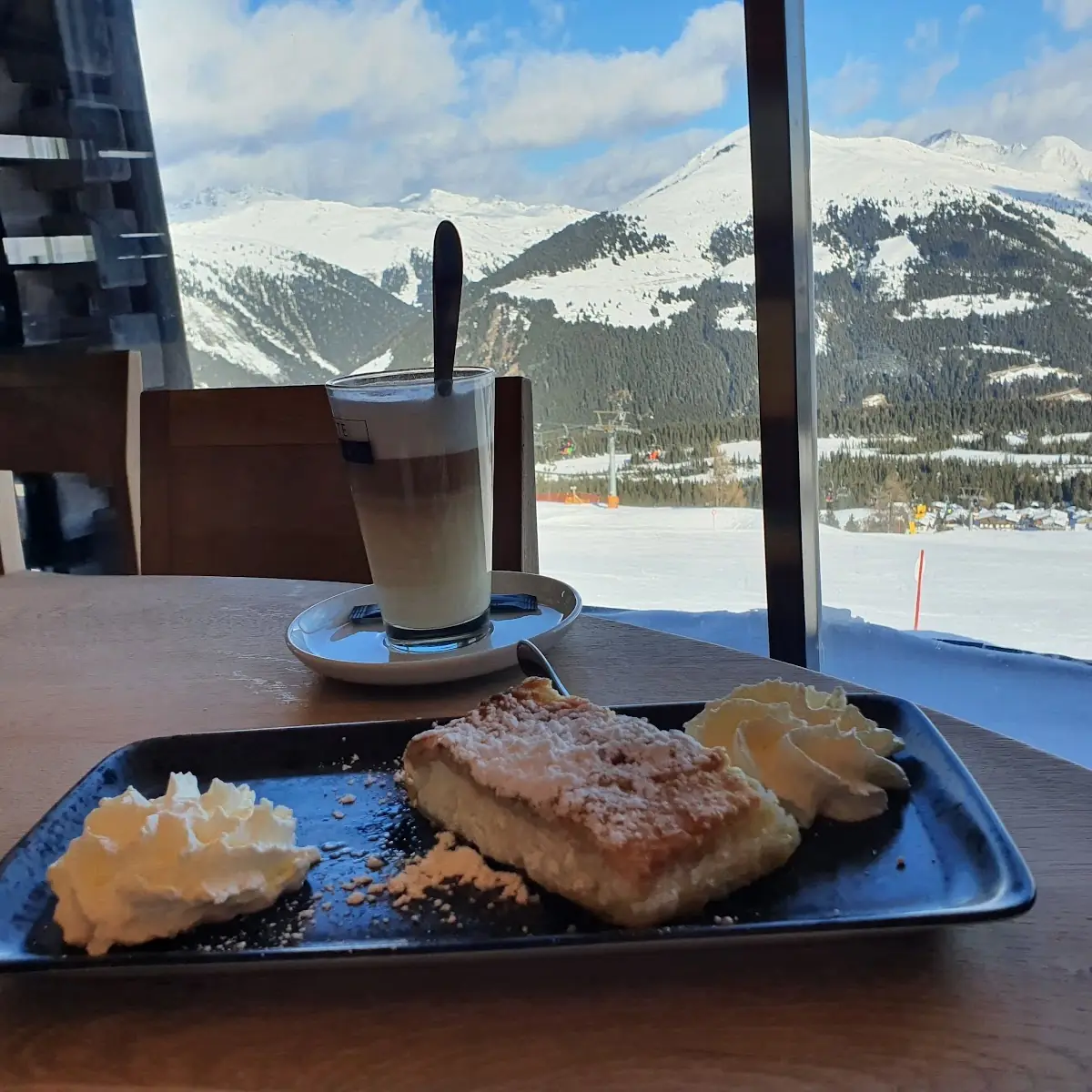 Topfenstrudel Mit Sahne