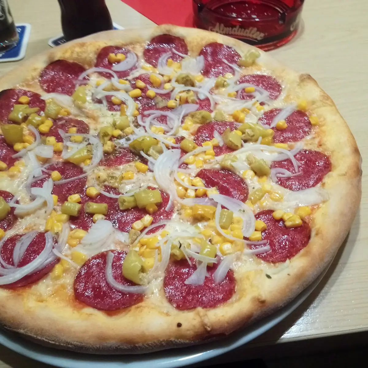 Ventimiglia Pizza Con Salame Mais Cipolla Oregano E Peperoni