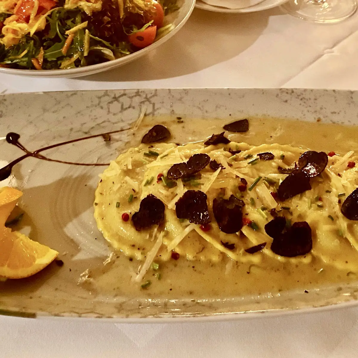 Hausgemachte Ravioli Mit Steinpilzfüllung Und Schwarzen Trüffeln