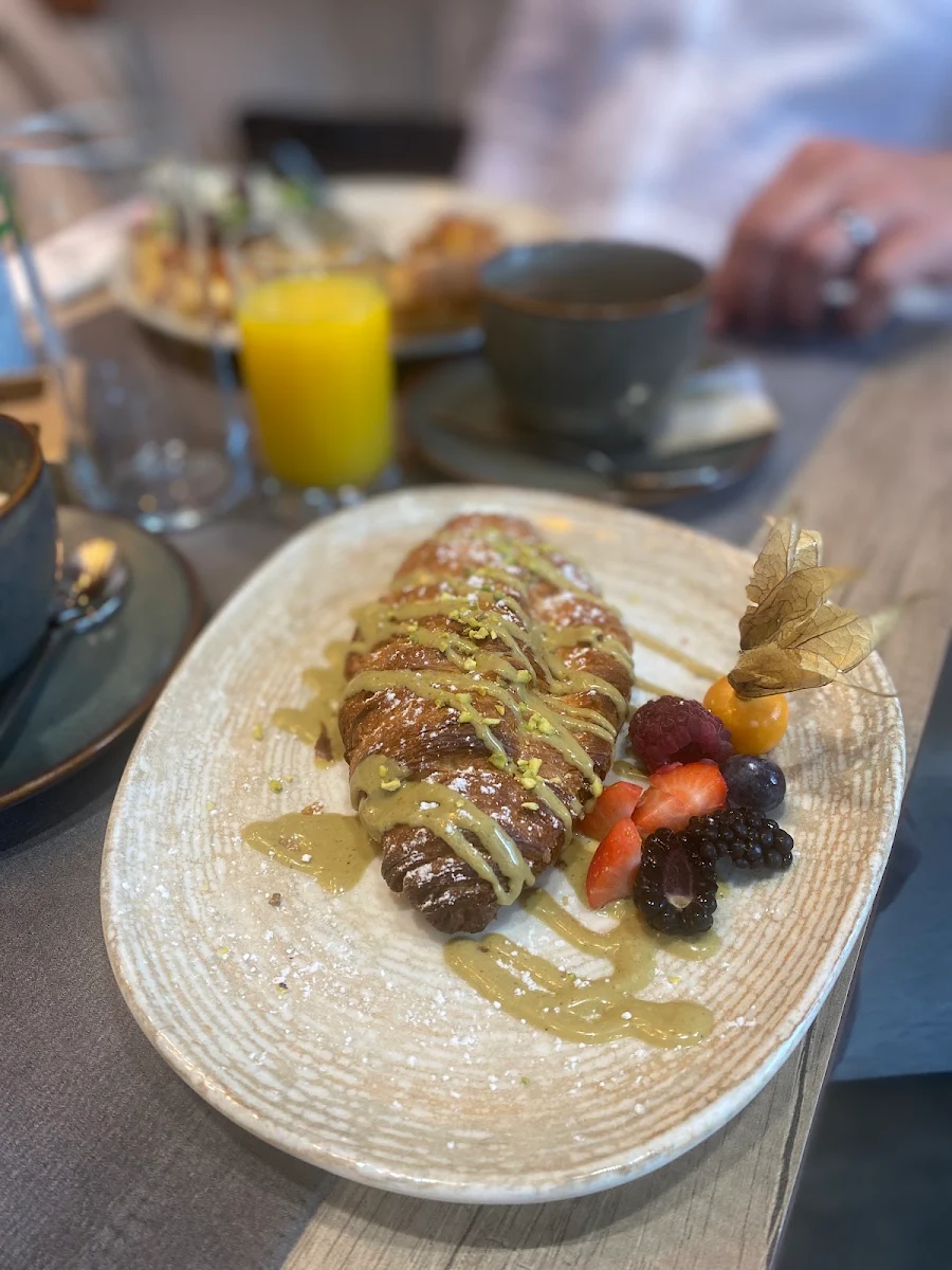 Italienisches Croissant Mit Pistaziencreme