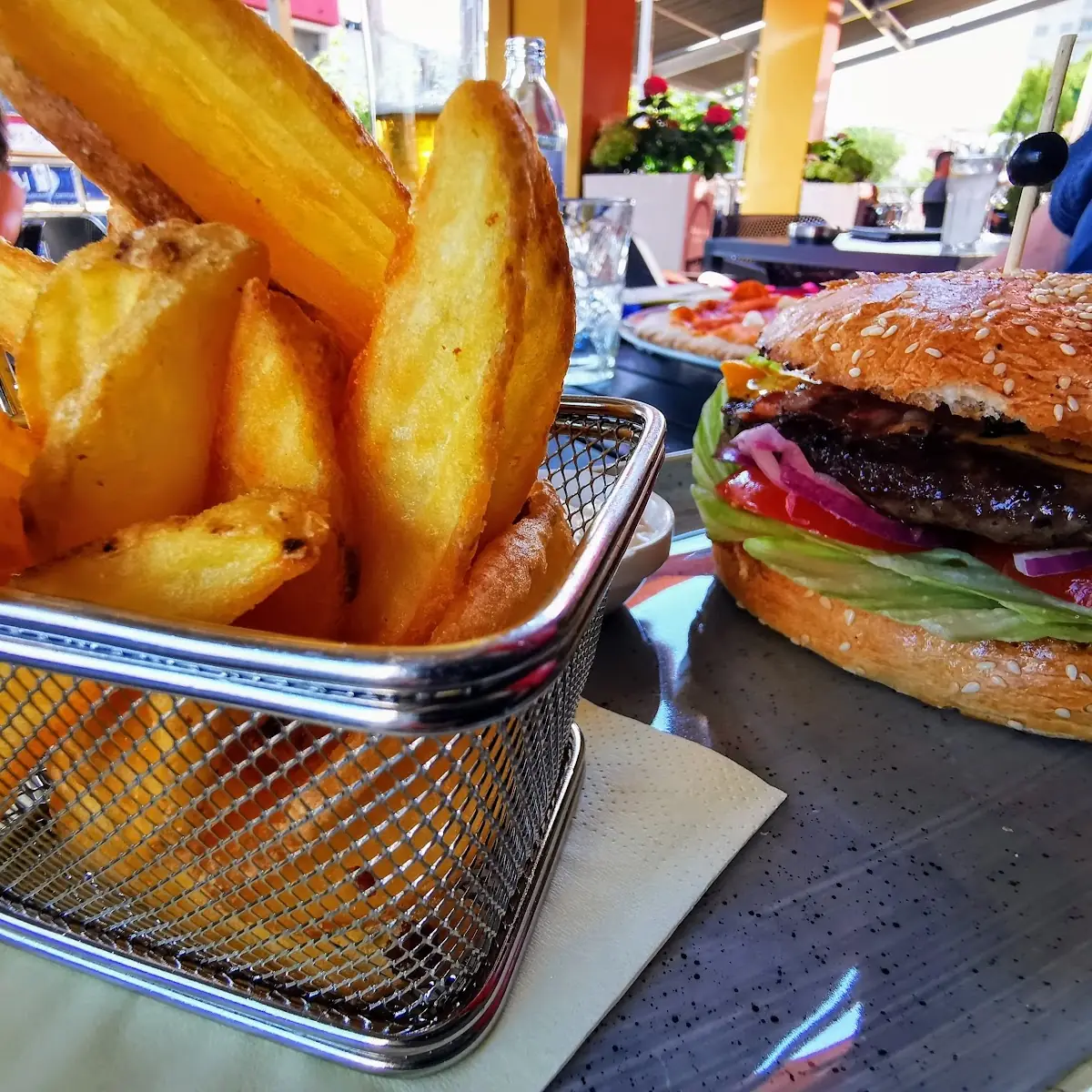 Cheeseburger Mit Selbstgemachten French Fries