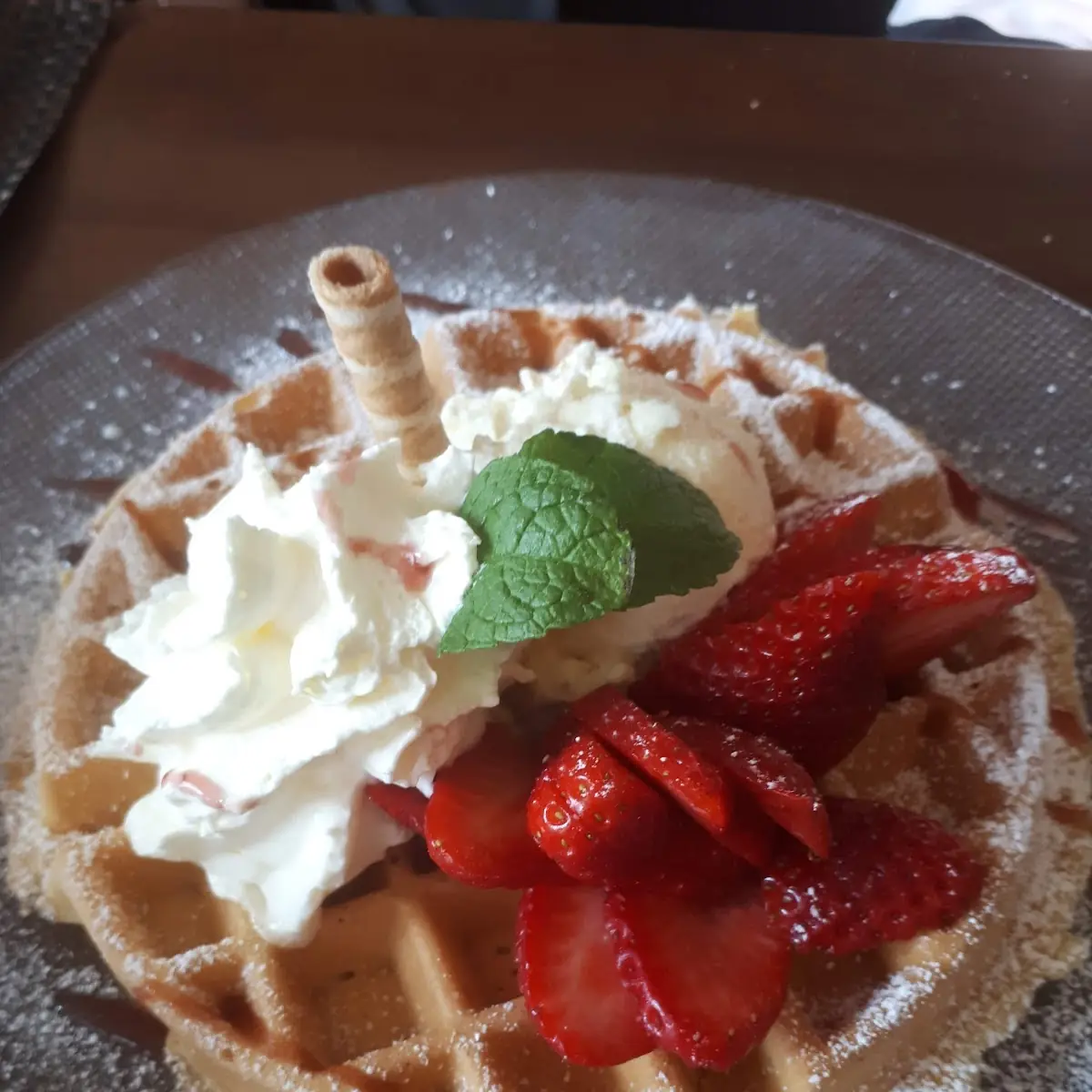Waffel Mit Eis Und Erdbeeren