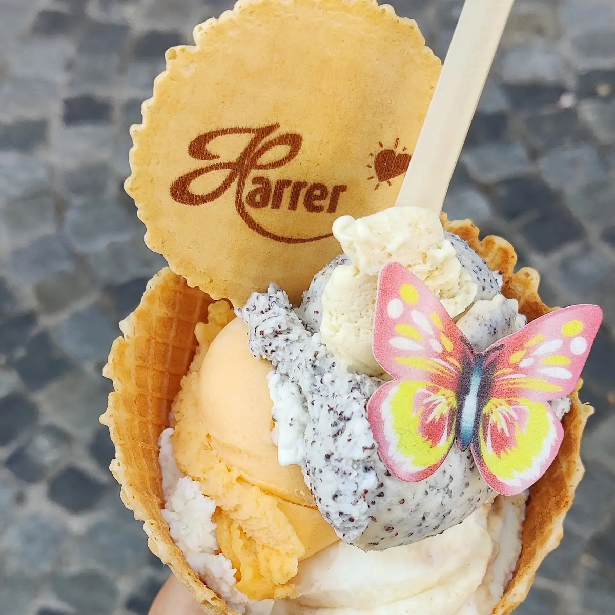 Eisbecher Mit Erdnuss- Und Heidelbeereis