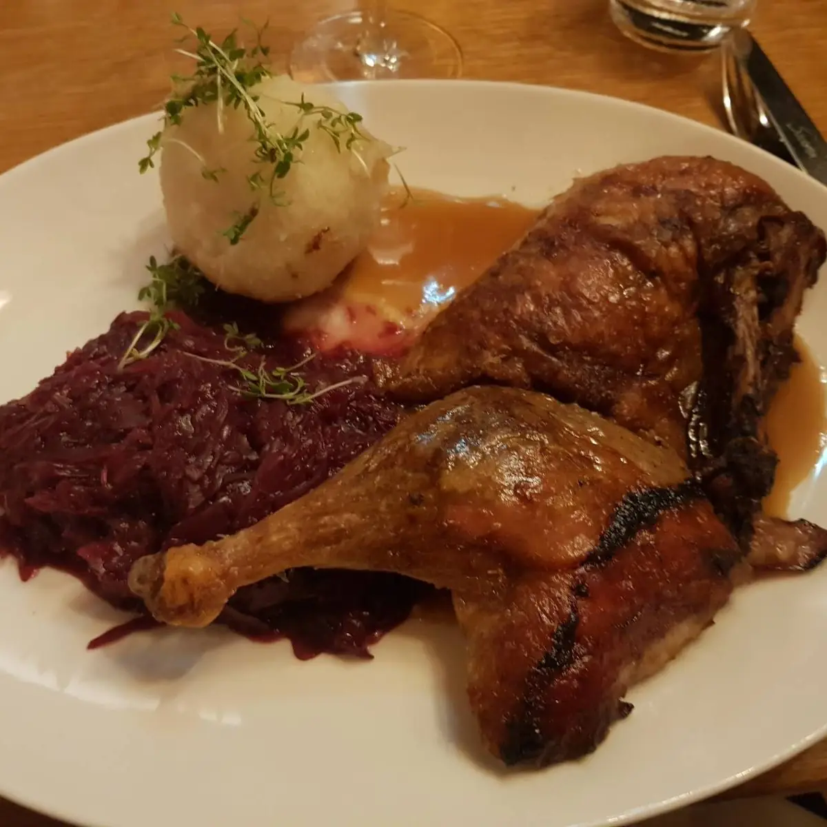 Bio-ente Mit Rotkraut