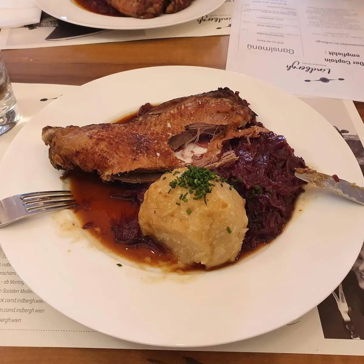 Gans Mit Rotkraut Und Knödel