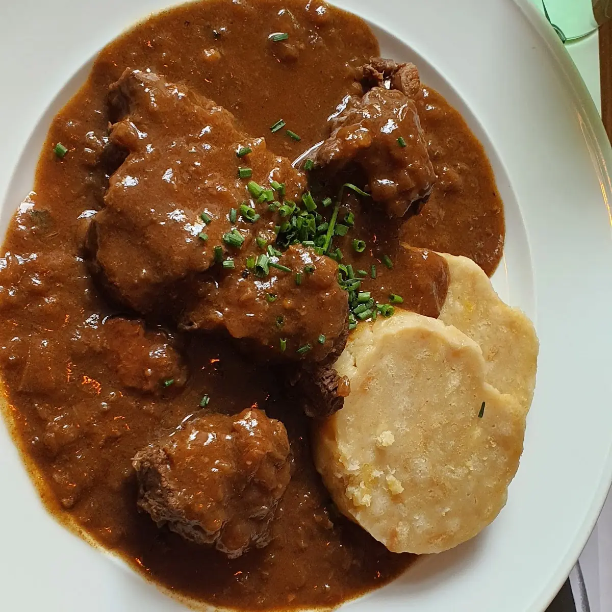 Gulasch Mit Serviettenschnitte