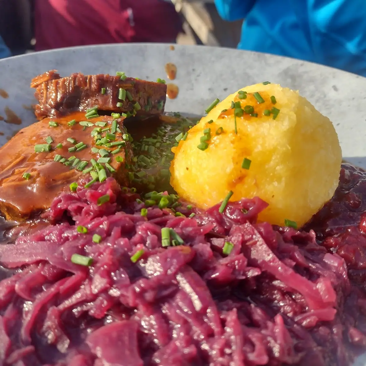 Kartoffelknödel Mit Blaukraut Und Rinderbraten