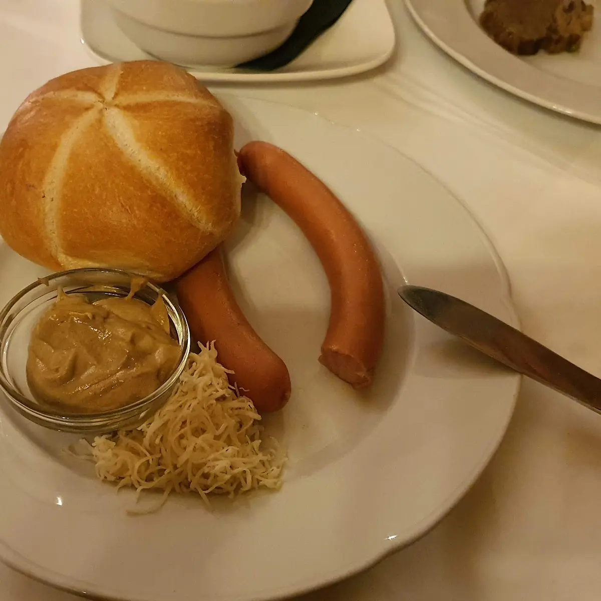 Bockwurst Mit Semmel Und Senf
