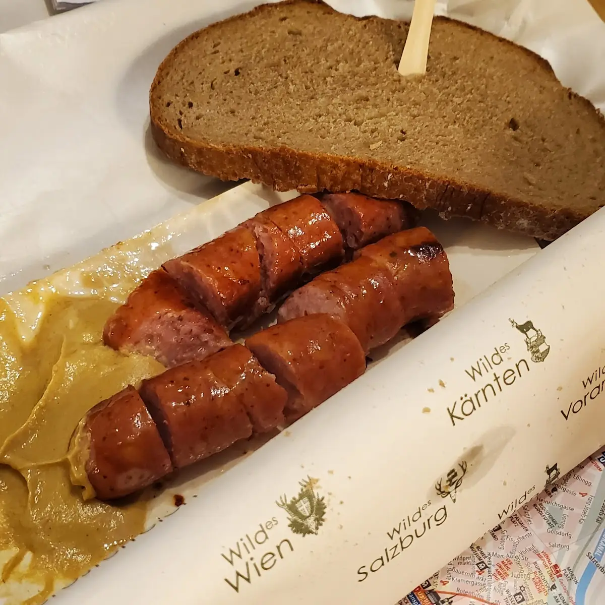 Kaisekraner Sausage With Bread And Mustard