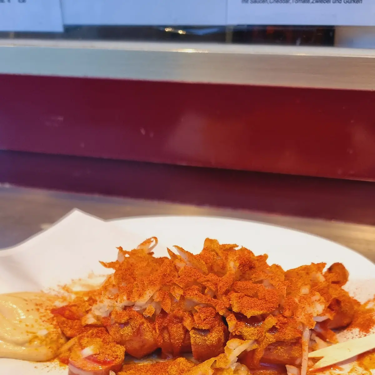 Käsekrainer Nach Art Des Hauses Mit Zwiebel Curry Und Cayennepfeffer