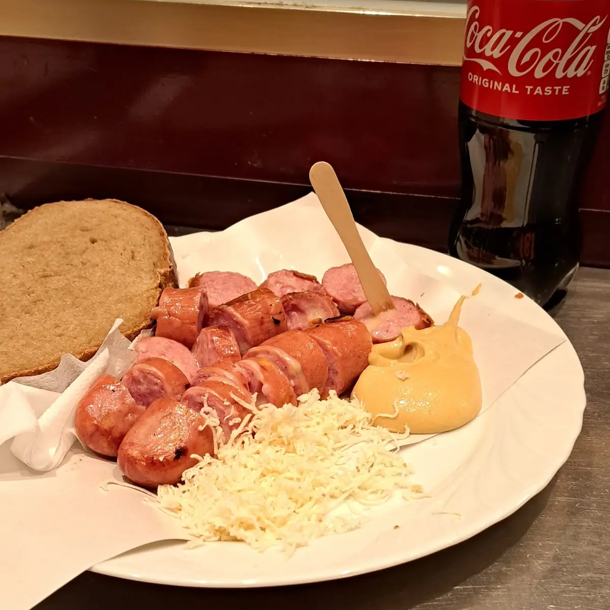Käsekreiner Mit Frischgeribenen Kren Senf Und Eine Scheibe Schwarzbrot