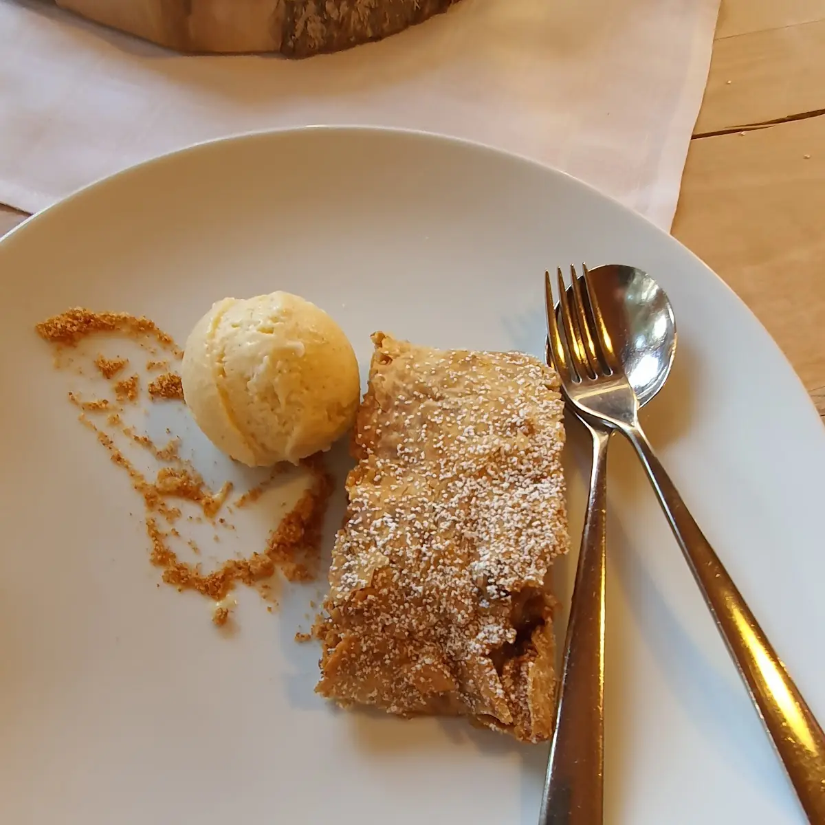 Apfelstrudel Mit Vanilleeis
