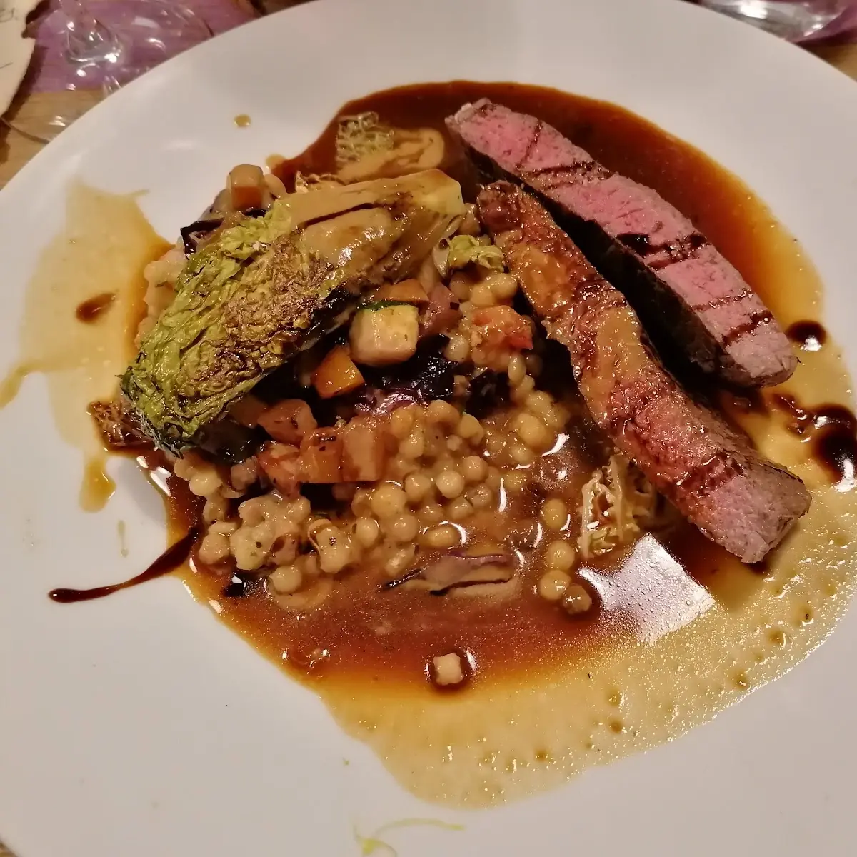 Dry-Age-Beiried Fregola Sarda Wintergemüse