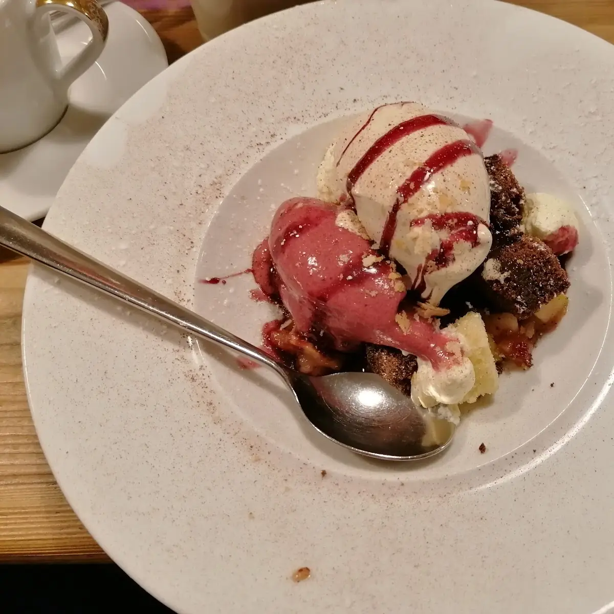 Schoko-brownie Mit Rote-rüben Und Kardamom-eis