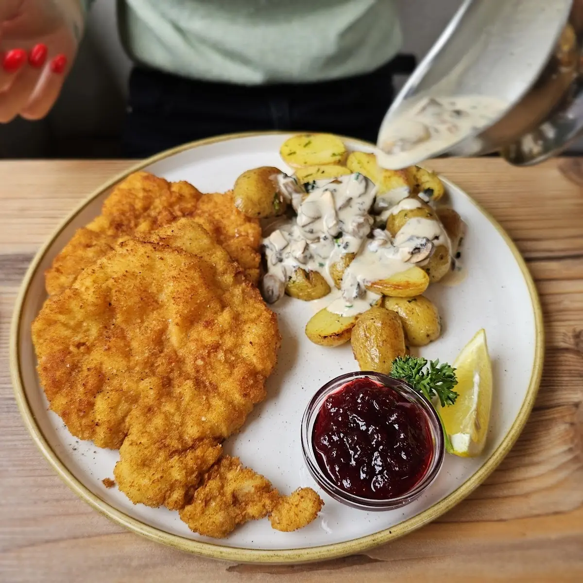 Schnitzel Mit Pommes Und Crispy Chicken Burger