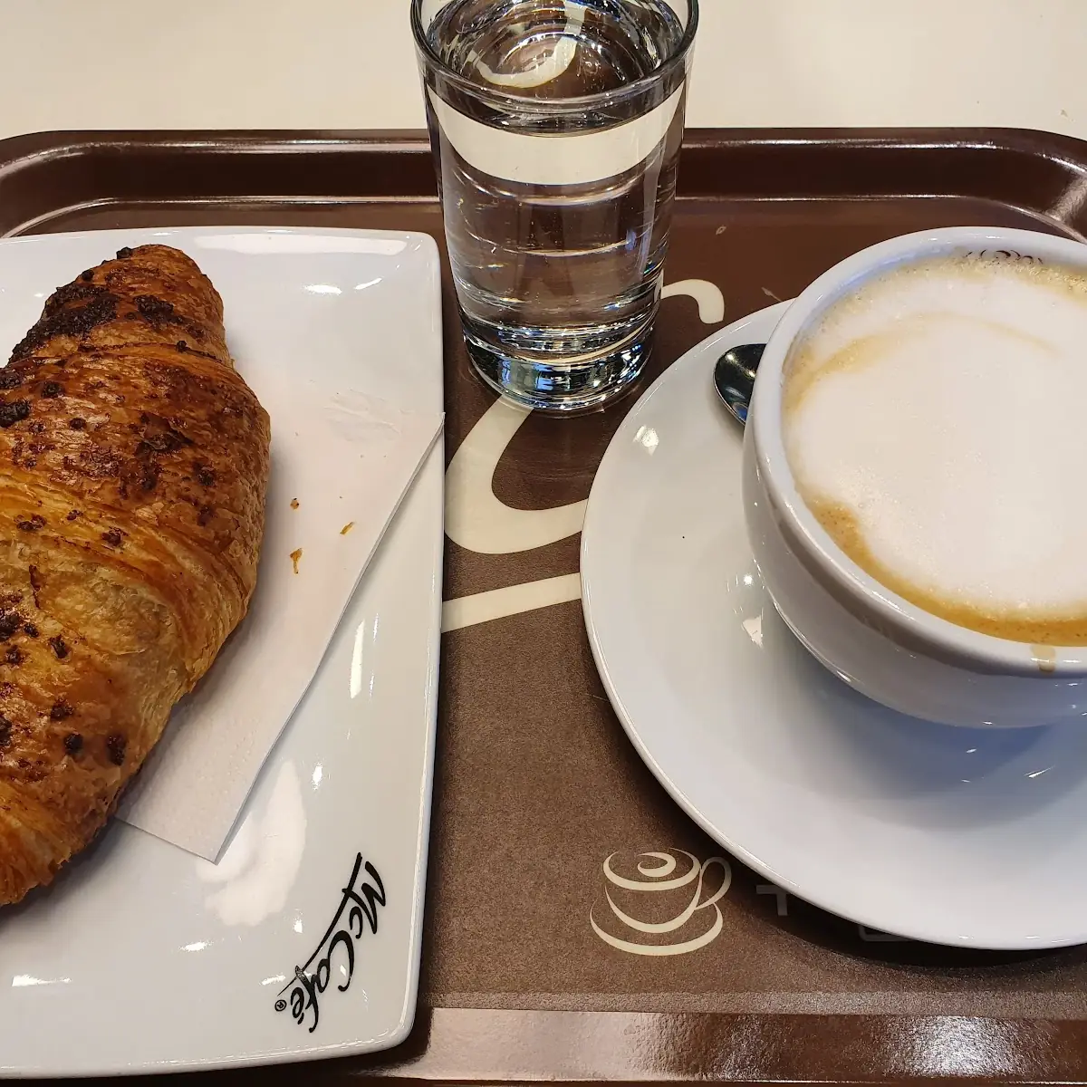 Cappuccino Mit Croissant