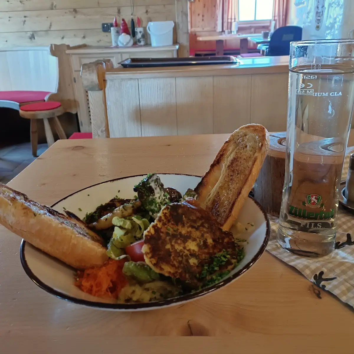 Gemischter Salat Mit Frischen Kaspressknödel