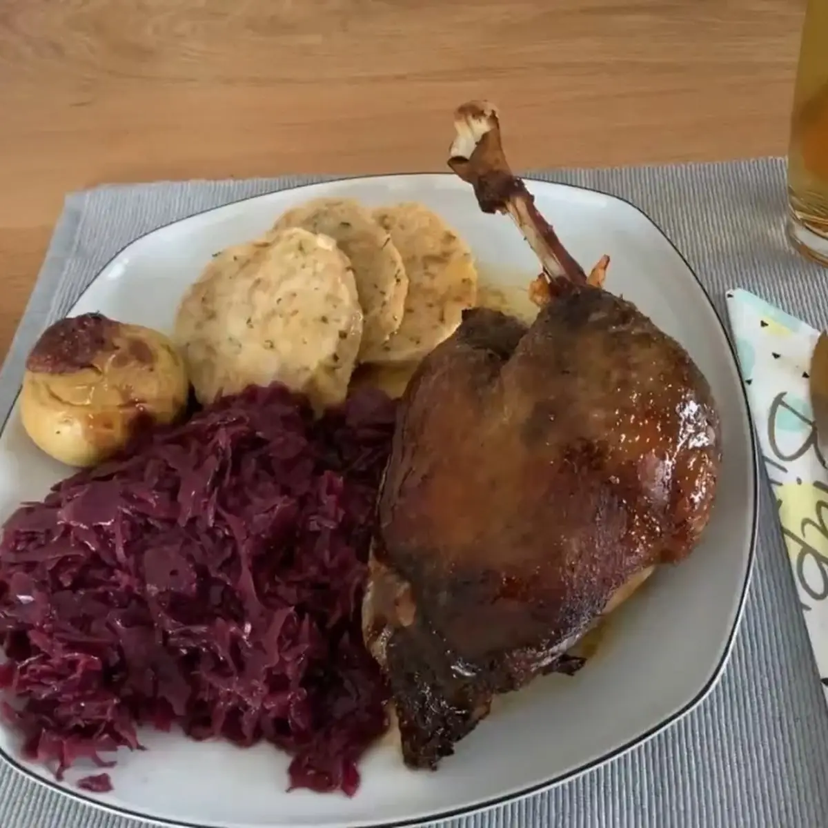Gansl Mit Rotkraut Semmelknödel Und Apfel Mit Preiselbeeren Und Nusstopping