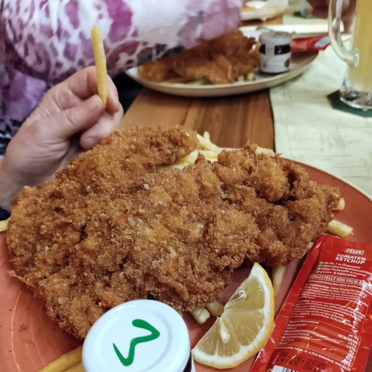 Schweineschnitzel Mit Pommes Frites Und Ketchup