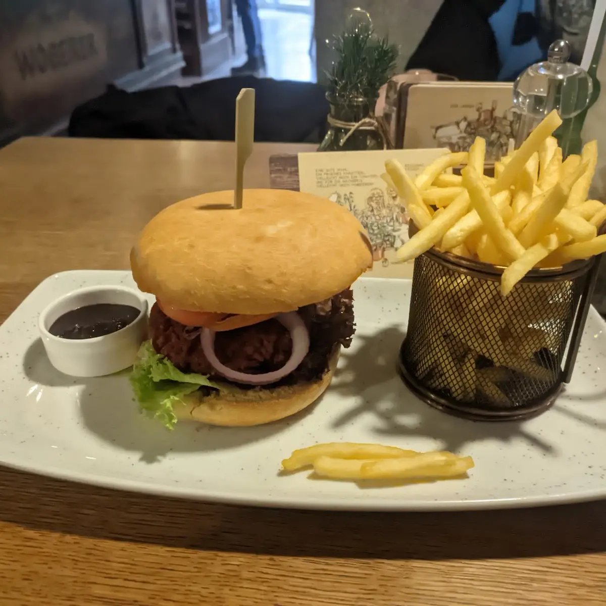 Veggieburger Mit Pommes