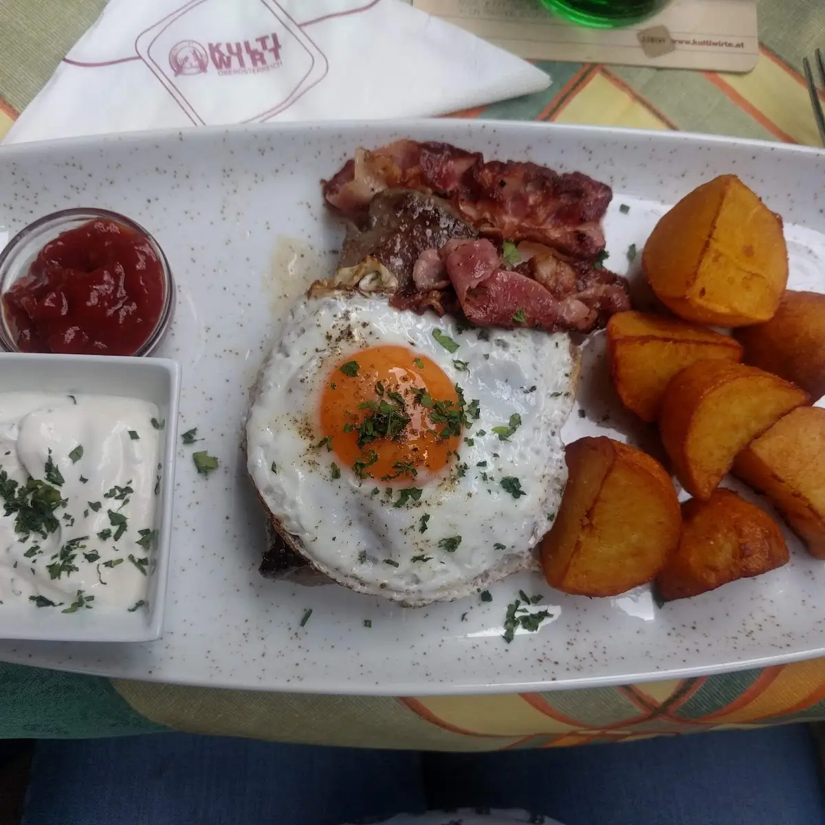 Wögerers Haussteak Mit Gegrilltem Speck Spiegelei Und Bratkartoffeln