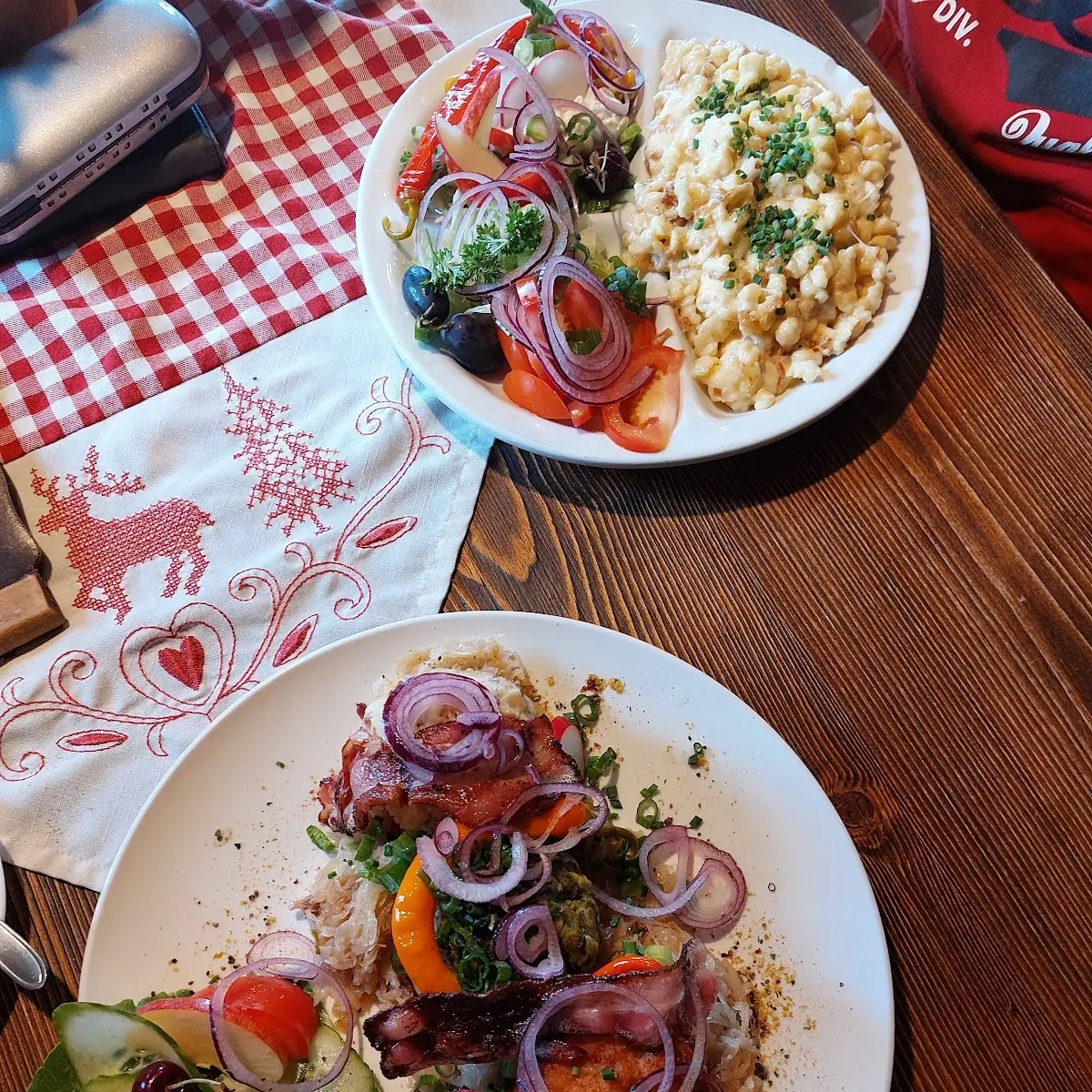 Käsespätzle Mit Salat Und Die 3 Guat'n
