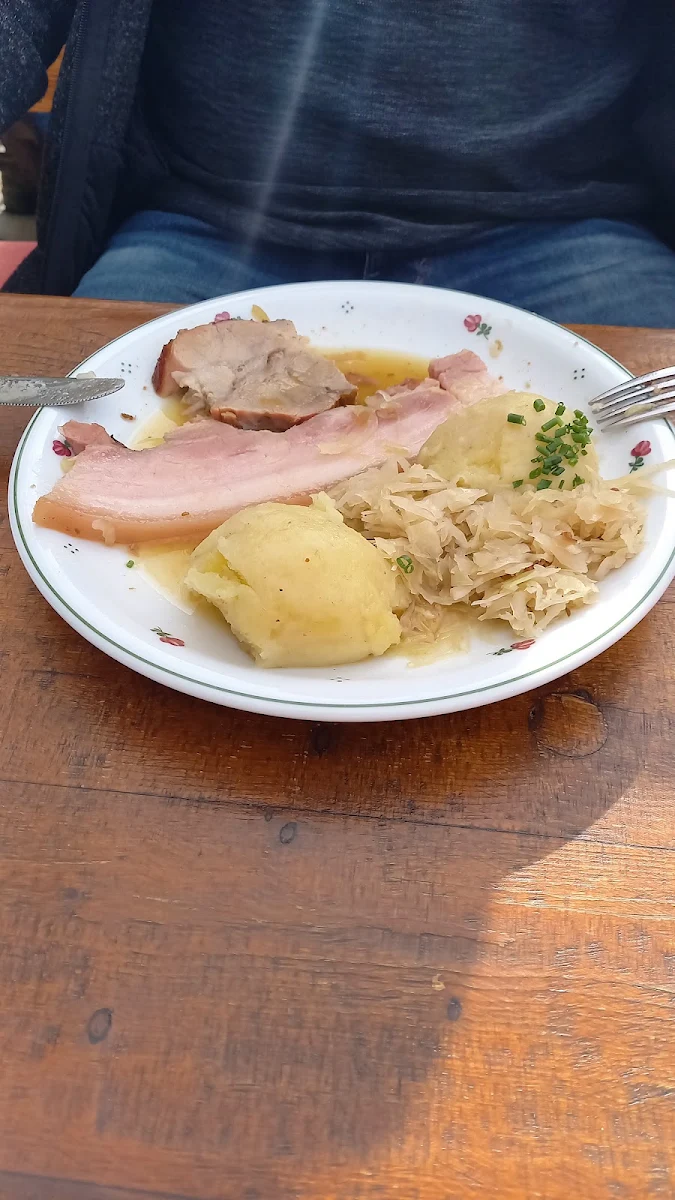 Kümmelbraten Mit Knödel Und Sauerkraut
