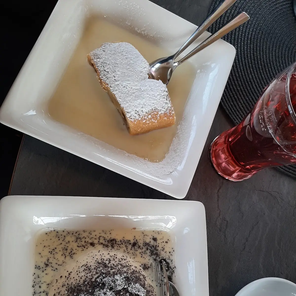 Germknödel Und Apfelstrudel