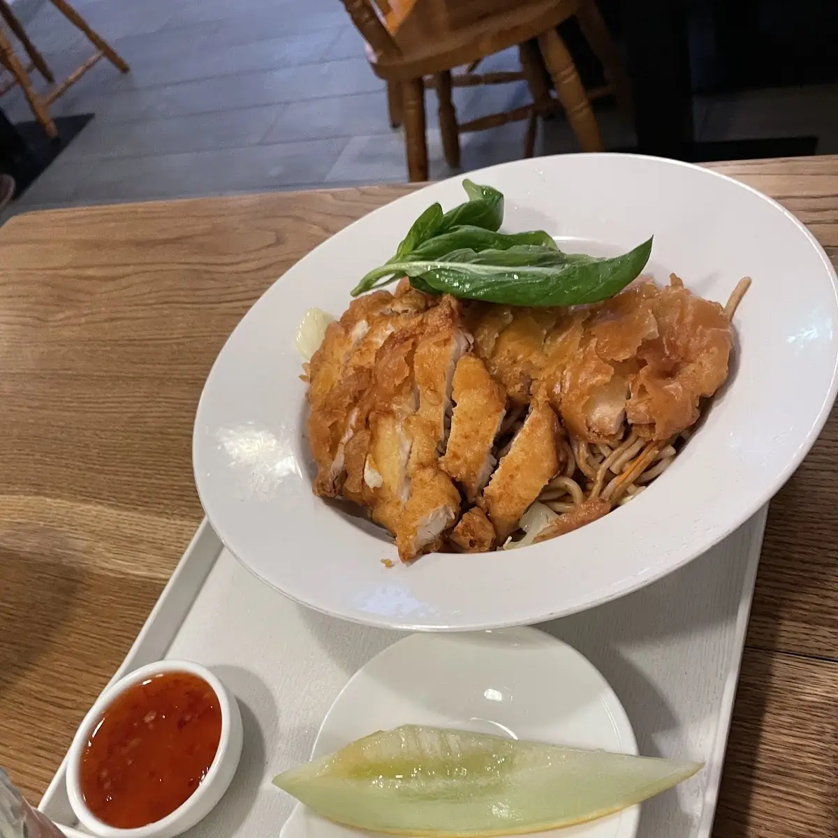 Gebratene Nudeln Mit Knusprigem Huhn