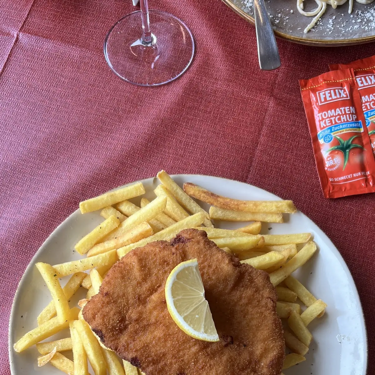 Wiener Schnitzel Mit Pommes