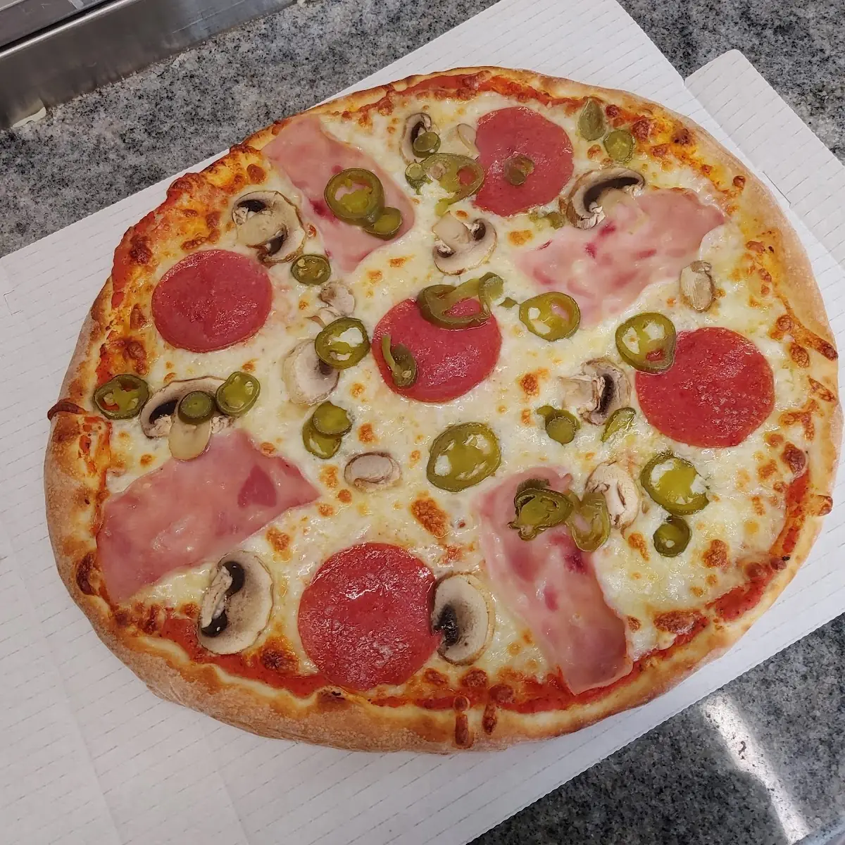 Quattro Formaggi Mit Salami Und Mais