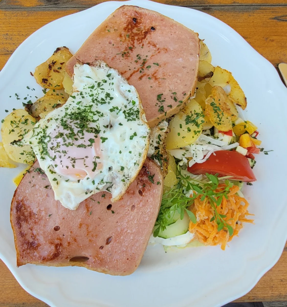 Leberkäse Mit Bratkartoffeln Und Salat