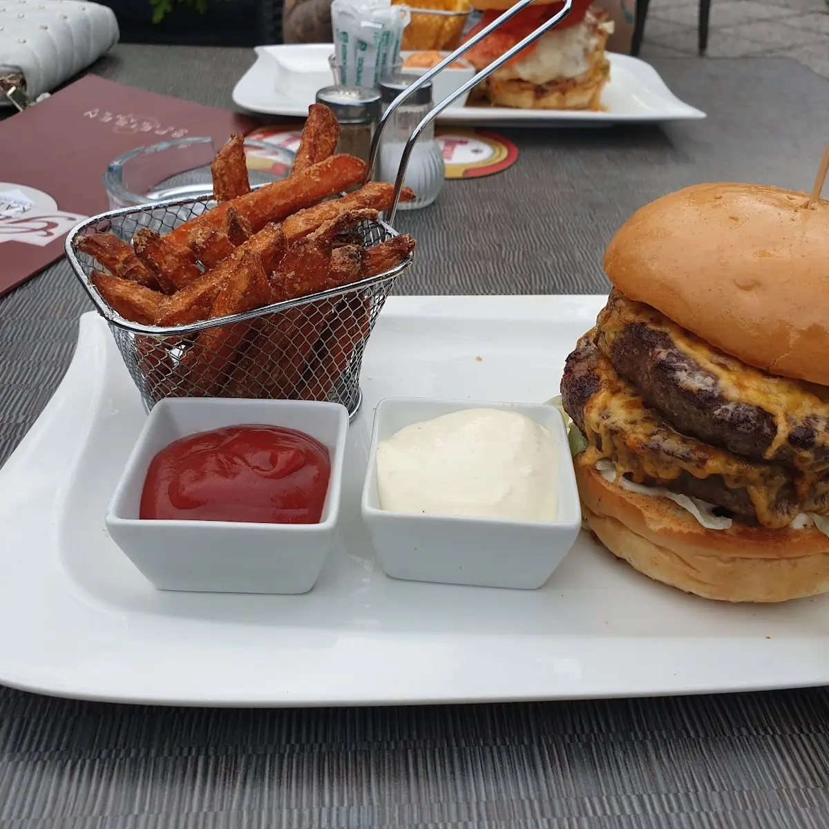Hamburger Twinni Süßkartoffel Fries