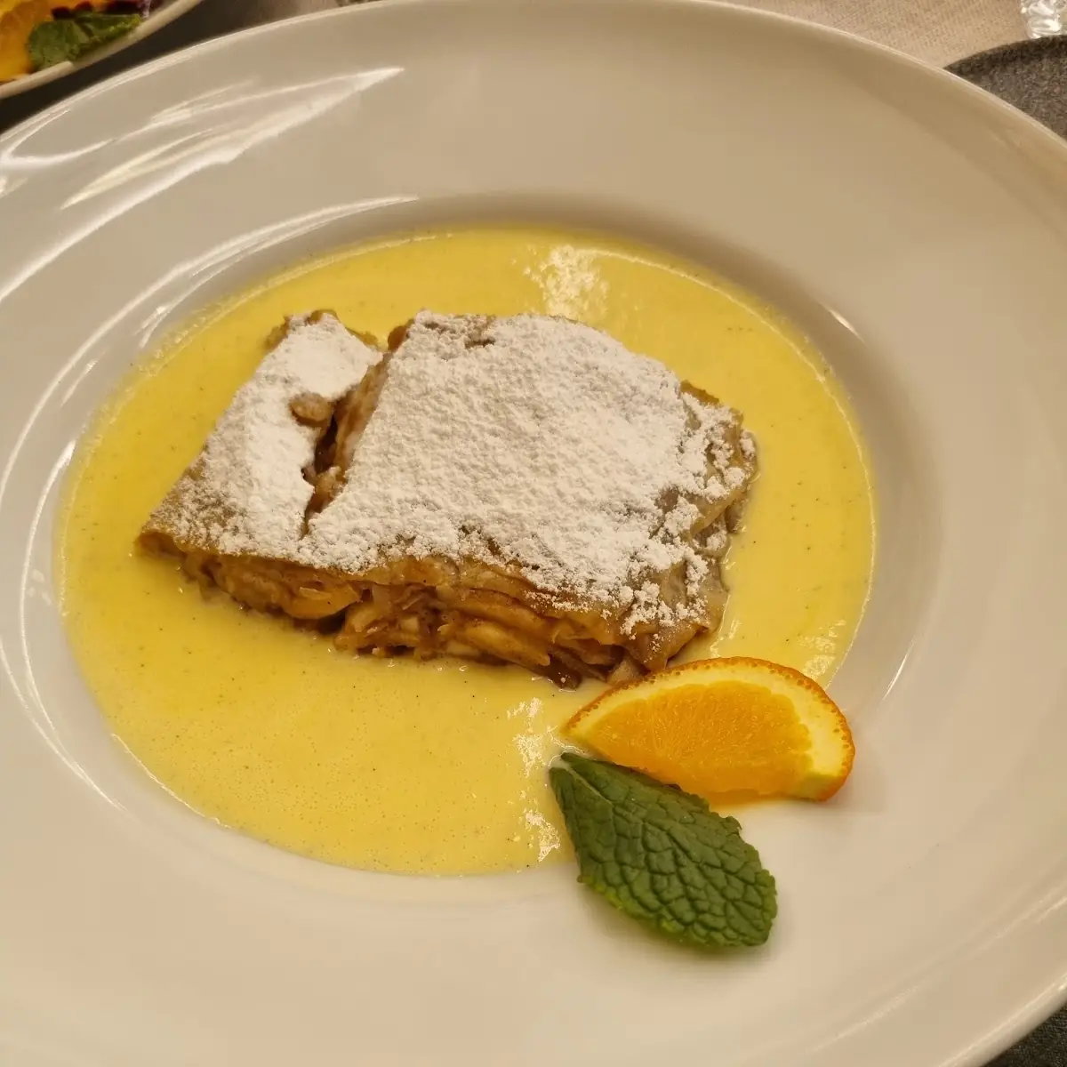 Apfelstrudel Mit Vanillesauce Warm Mit Rumrosinen Und Viiele Nüsse Drinnen