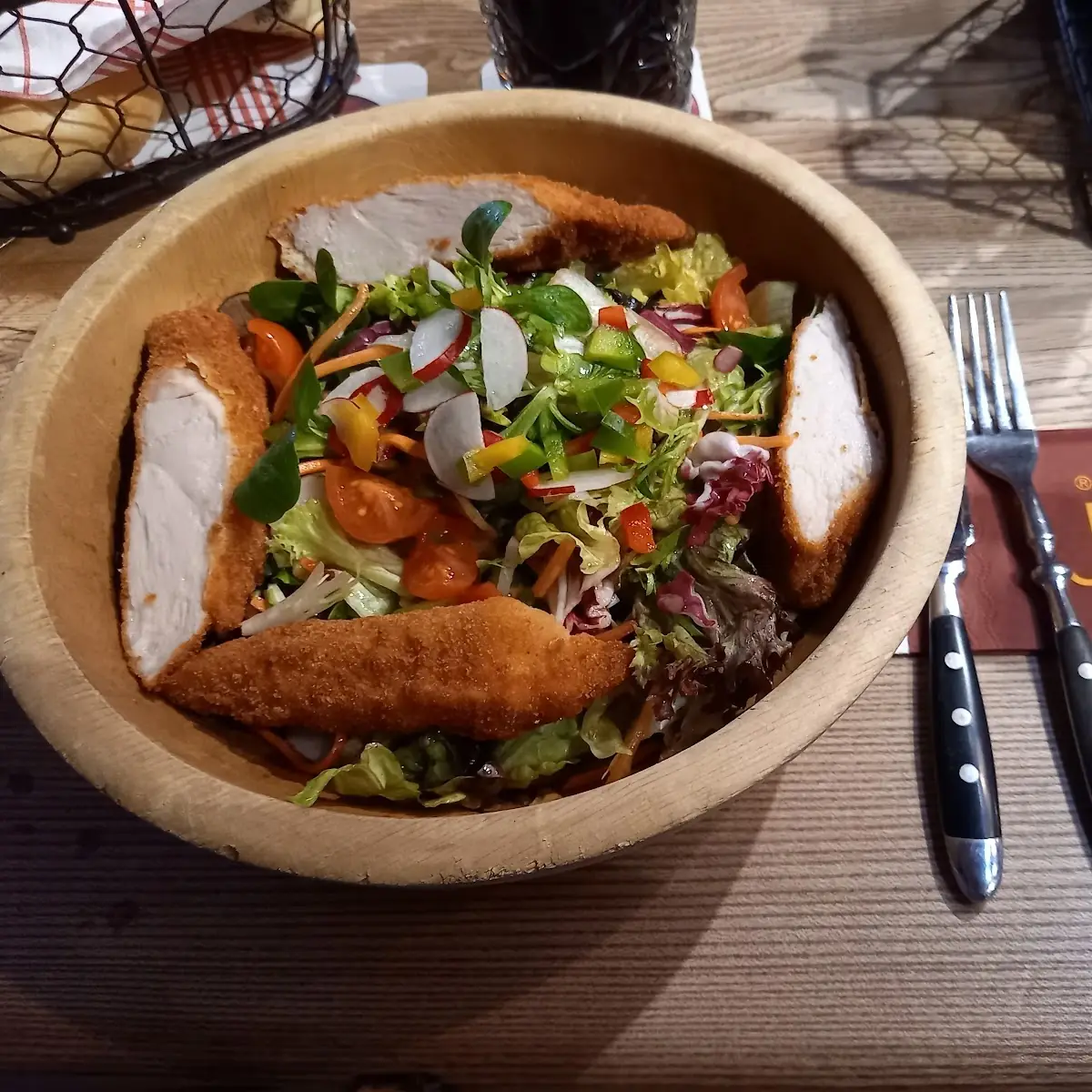 Josef Salatschüssel Mit Knusprigen Hendlbrüstchen