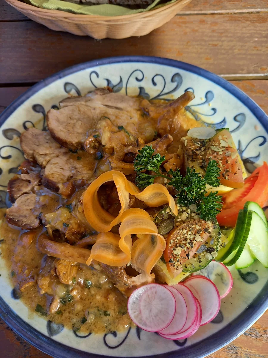 Schweinebraten Mit Eierschwammerlsause Und Knödel