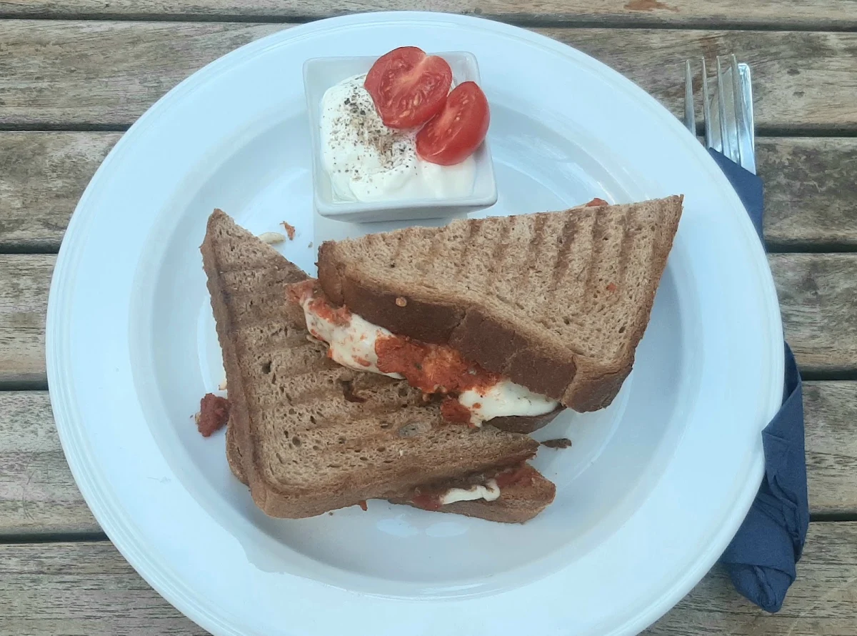 Roggenbrottoast Mit Mozarella Und Tomatenpesto