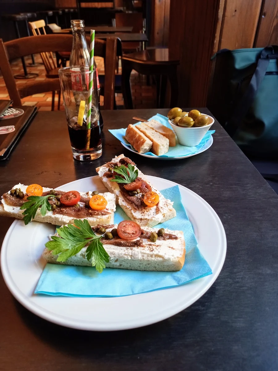 Sardellenbrot Und Oliven