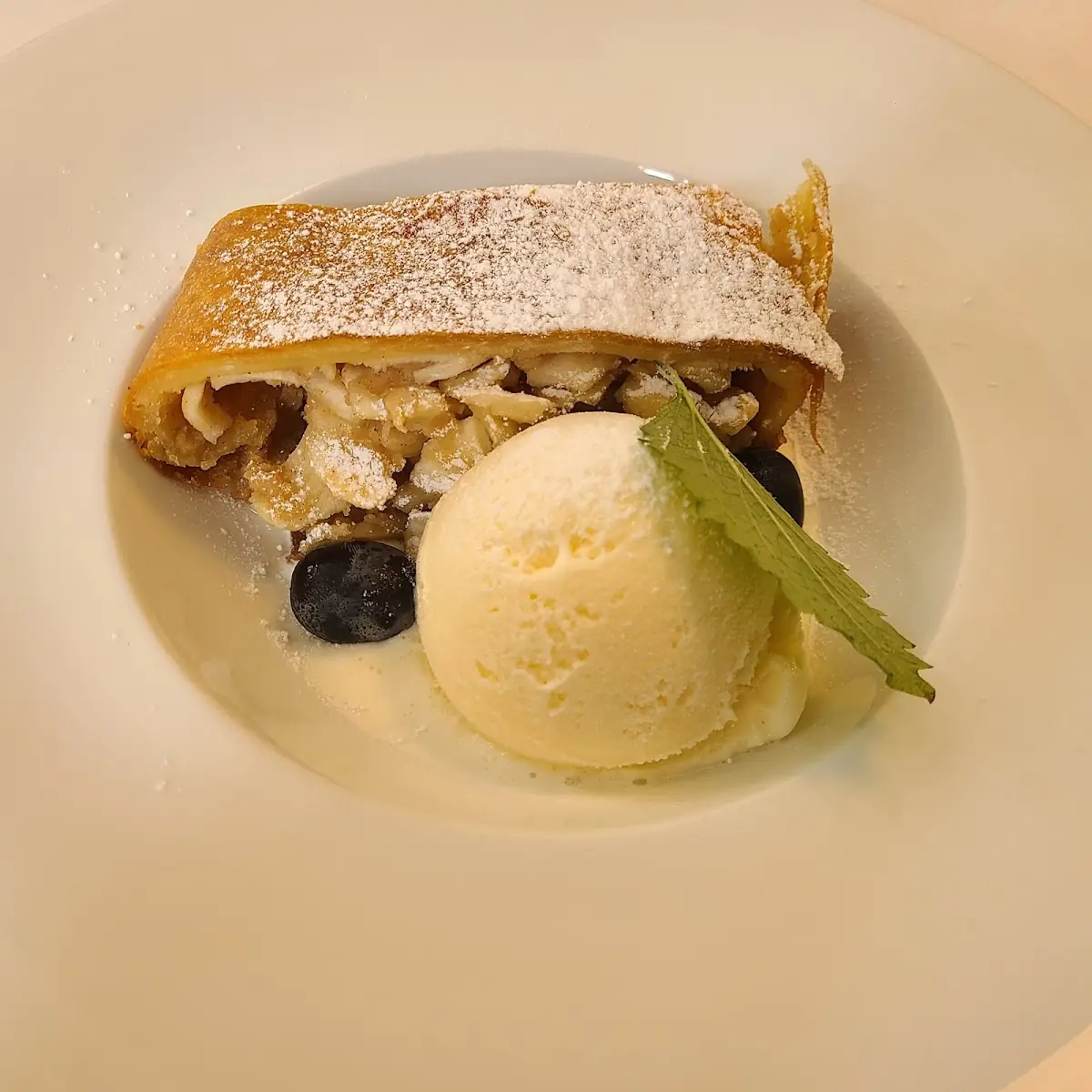 Apfelstrudel Mit Vanilleeis