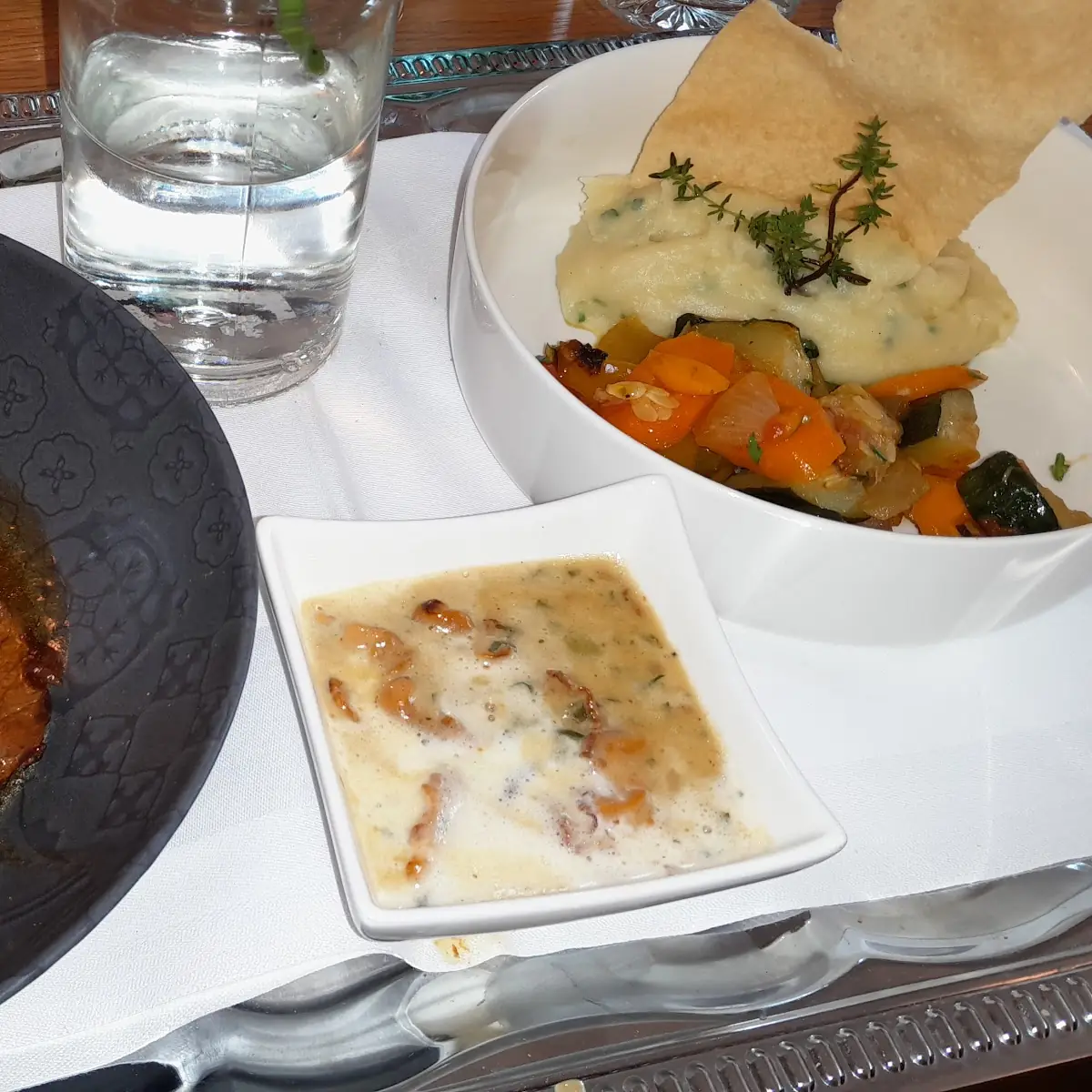 Kalbshaxe Mit Schnittlauchpüree Gemüse Und Rahmeierschwammerln