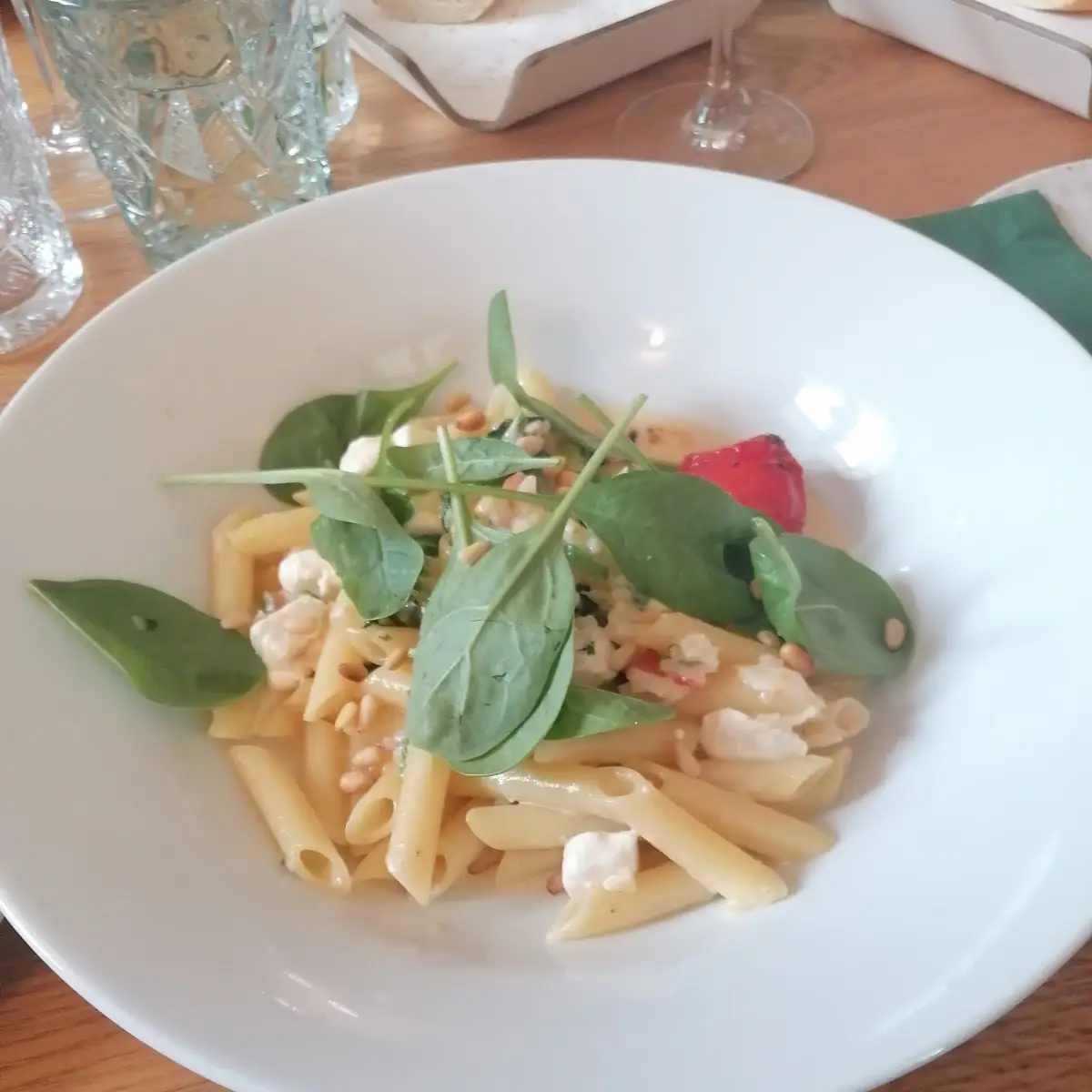 Pennen Mit Spinat Schafskäse Pinienkerne