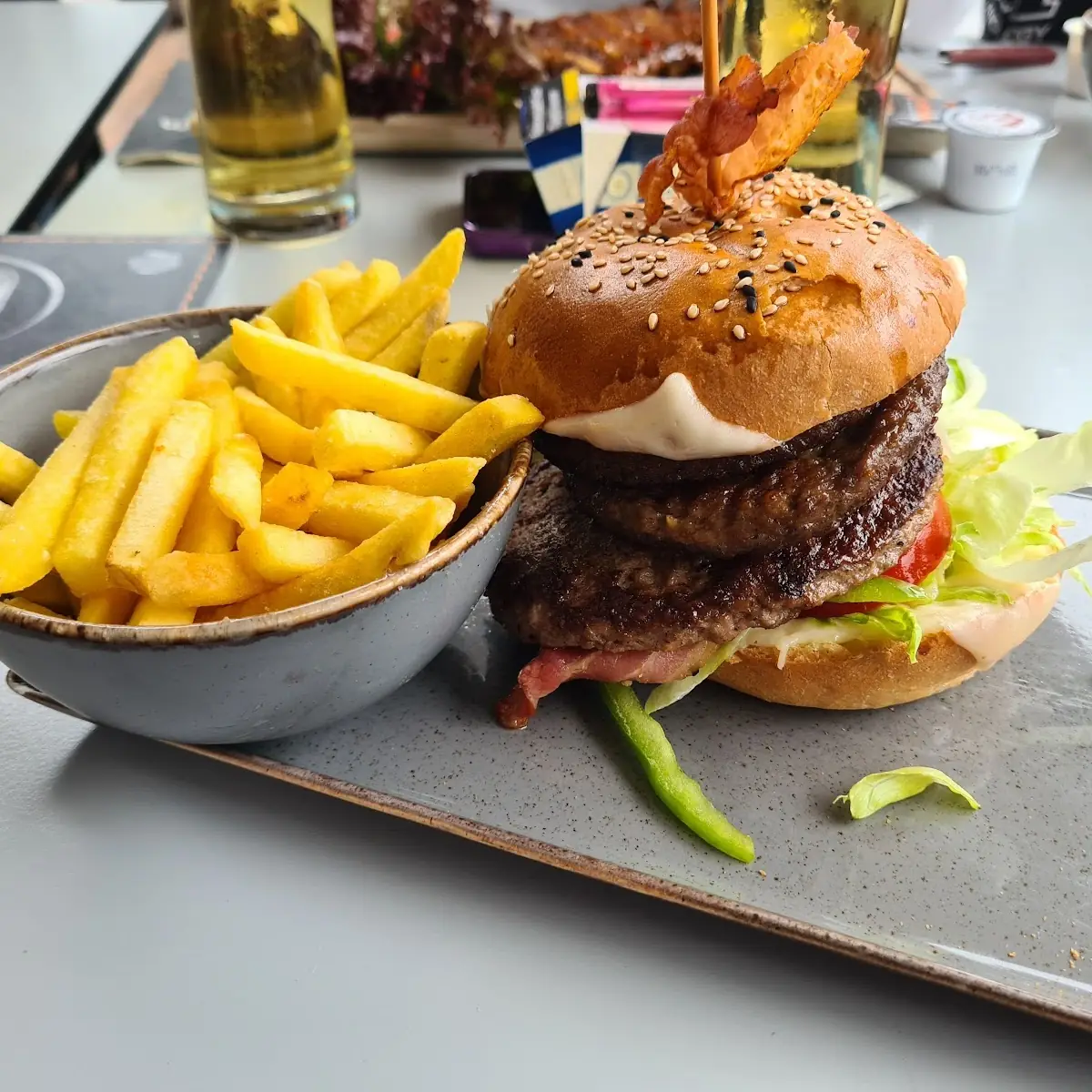 Triple xxx Burger Mit Pommes
