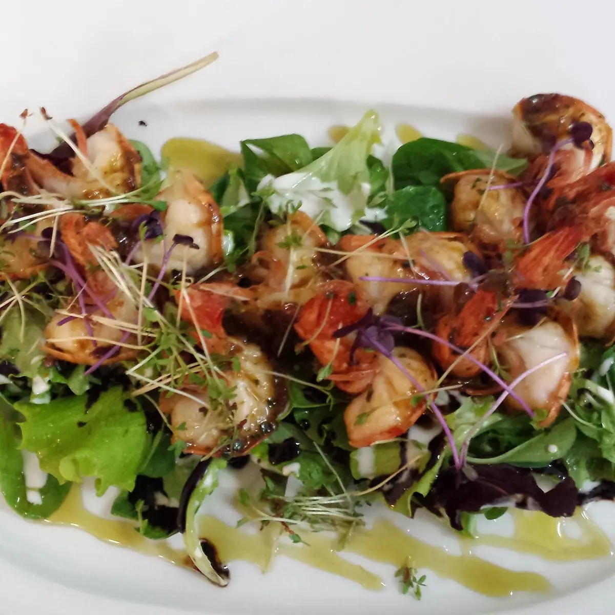 Gegrillte Garnelen Auf Blattsalat