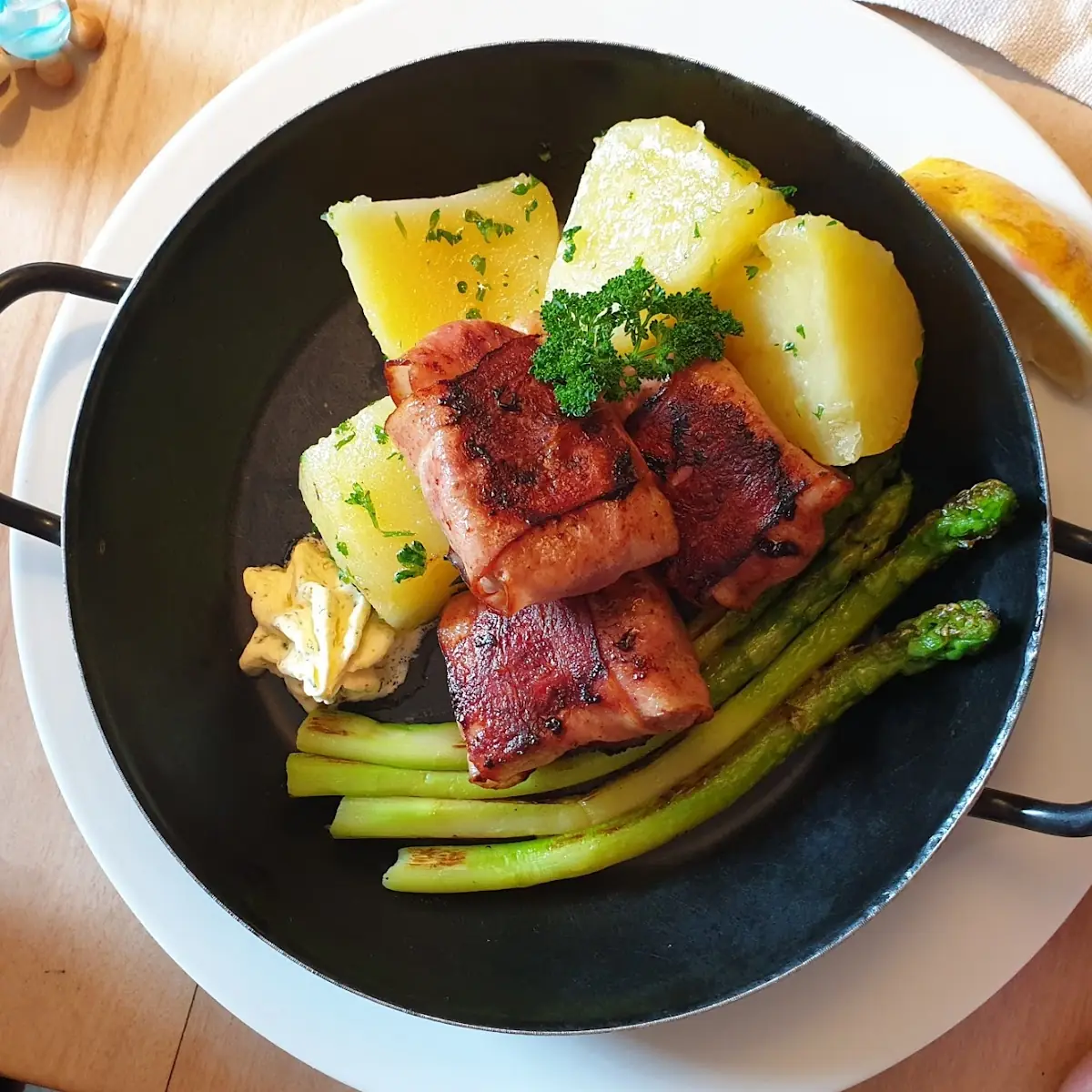 Schweinemedaillons Im Speckmantel Gegrillt Mit Spargel Und Kartoffeln